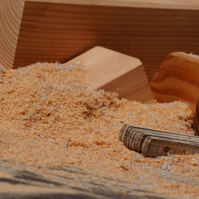 Holzspäne und Zollstock – Detailaufnahme in einer Holzwerkstatt Holzspäne und Zollstock auf Werkbank in einer Holzwerkstatt