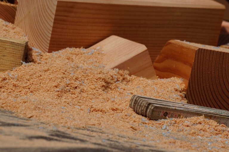 Holzspäne und Zollstock – Detailaufnahme in einer Holzwerkstatt Holzspäne und Zollstock auf Werkbank in einer Holzwerkstatt