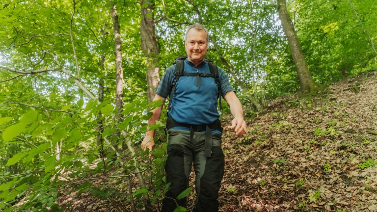 Person beim Wandern im Wald mit Outdoor-Kleidung – alea alternativ s 13