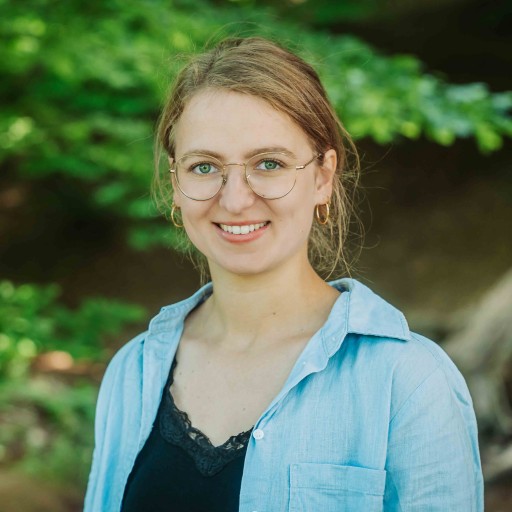 Alea Portraitaufnahme im Grünen mit blauem Hemd Alea Portrait im Freien mit blauem Hemd