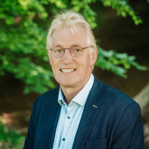 Porträtfoto alea-portrait-s-29: Mann im Sakko im Grünen Porträt eines Mannes im blauen Sakko vor grünem Hintergrund – alea-portrait-s-29