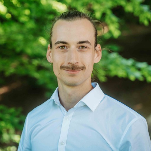 Alea Portrait im weißen Hemd vor grünem Hintergrund