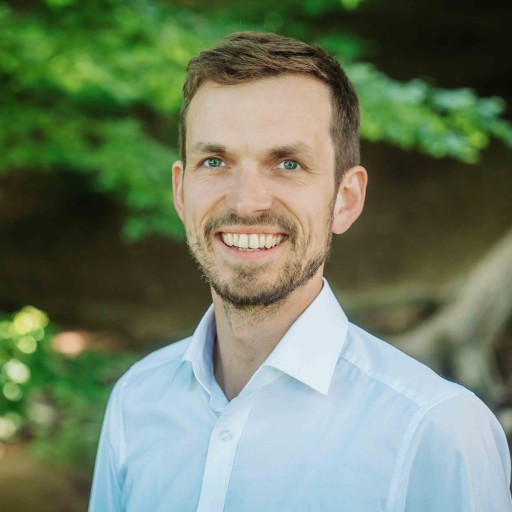 Alea Portrait S-13 – Mann im weißen Hemd vor grüner Natur Alea Portrait eines Mannes im weißen Hemd vor natürlichem Hintergrund