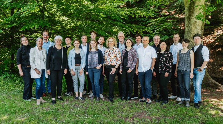 Alea Gruppe Teamfoto im Grünen Gruppenfoto der Alea Gruppe im Freien