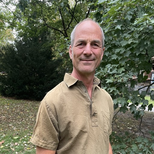 Christoph im Business-Outfit in natürlicher Umgebung Christoph im Business-Look im Grünen