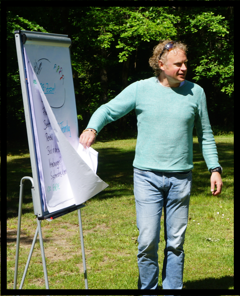 Präsentation am Flipchart im Freien bei sonnigem Wetter Mann präsentiert Flipchart im Freien bei sonnigem Wetter