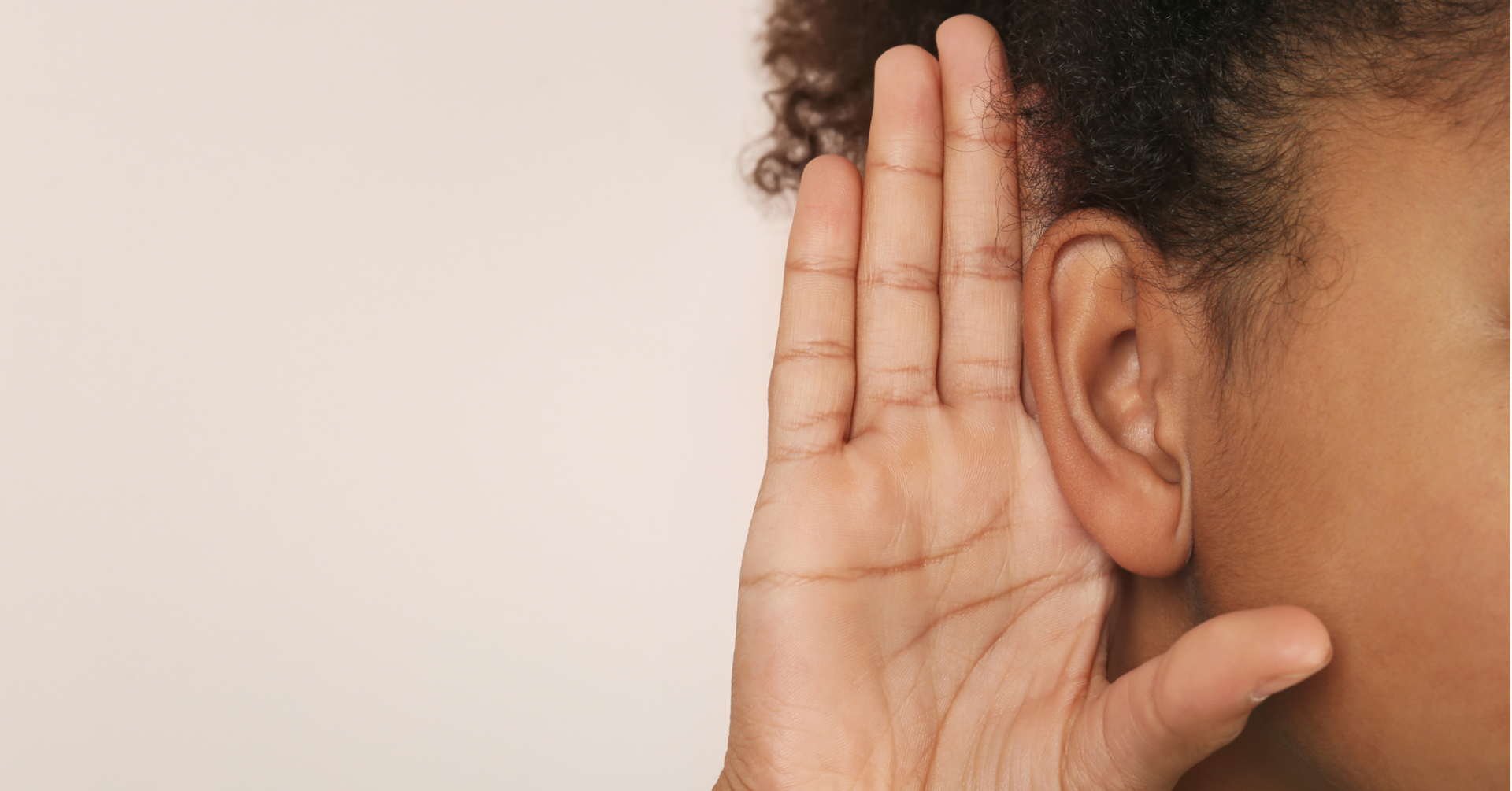 Person hält Hand ans Ohr zum besseren Zuhören