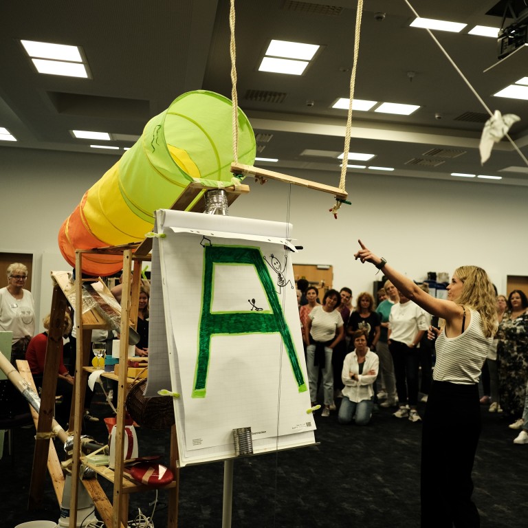 Kreativer Workshop mit Flipchart und Teamaufgabe in einem Seminarraum