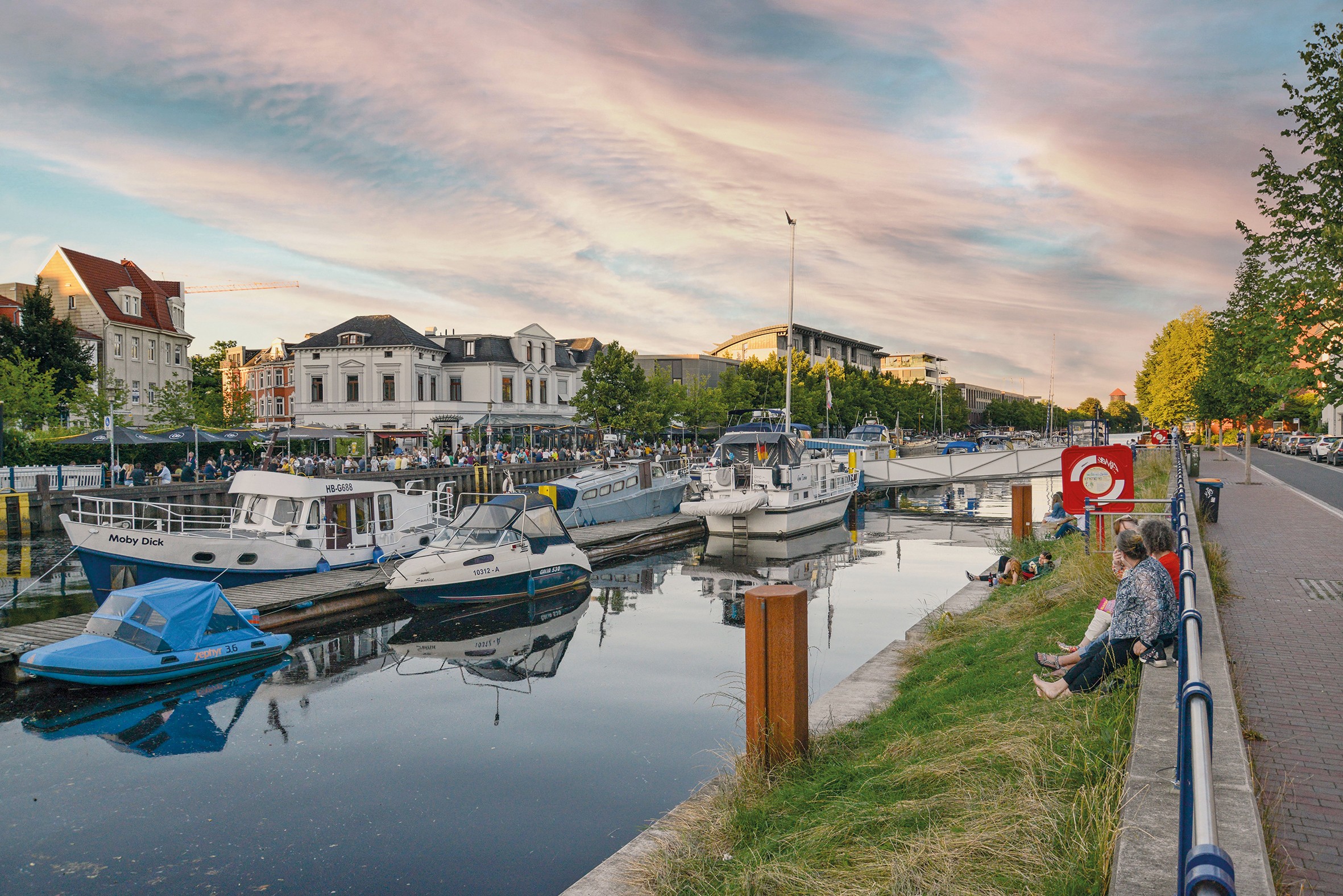 Blick auf Oldenburger Hafen Blick auf Oldenburger Hafen bei Abenddämmerung