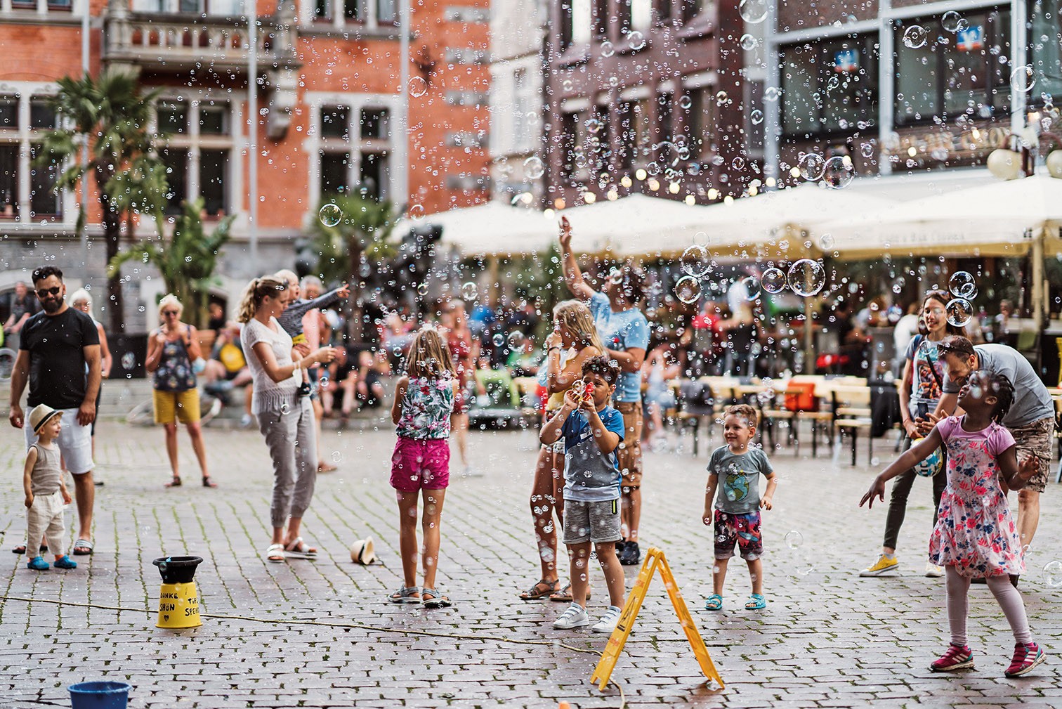 Nicht nur zum Einkaufen, sondern auch für die Freizeitgestaltung ist die Innenstadt Treffpunkt. Foto: Mittwollen & Gradetchliev Nicht nur zum Einkaufen, sondern auch für die Freizeitgestaltung ist die Innenstadt Treffpunkt. Foto: Mittwollen & Gradetchliev