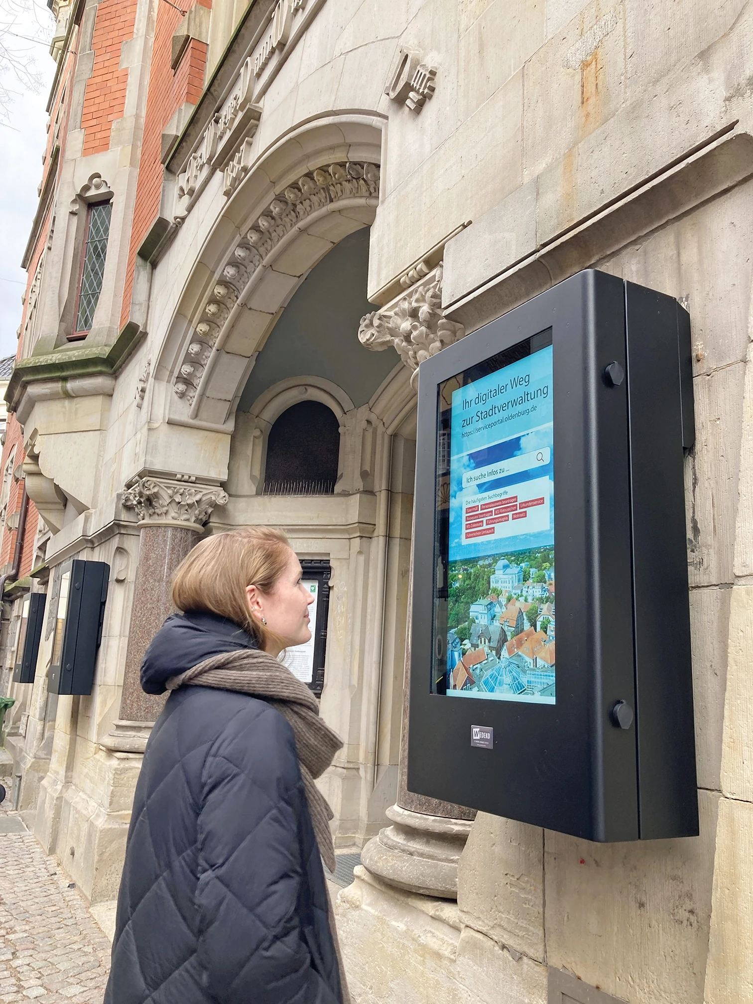 Immer up to date – mit den digitalen Displays am Rathaus und dem Pferdemarkt ist man stets auf dem Laufenden. Foto: Stadt Oldenburg Immer up to date – mit den digitalen Displays am Rathaus und dem Pferdemarkt ist man stets auf dem Laufenden. Foto: Stadt Oldenburg