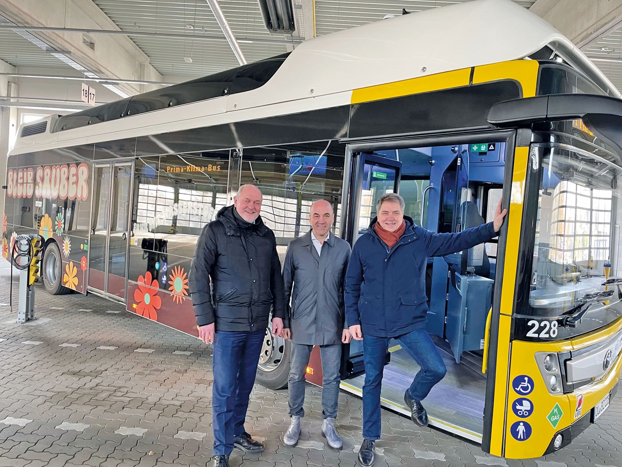 Mit vier Bussen bekommt Oldenburg ein Wasserstoffprojekt zum Anfassen: (von li.) Michael Emschermann, Geschäftsführer der VWG, Stefan Dohler (Vorstandsvorsitzender EWE AG) und Oberbürgermeister Jürgen Krogmann bei der Inbetriebnahme. Foto: Stadt Oldenburg