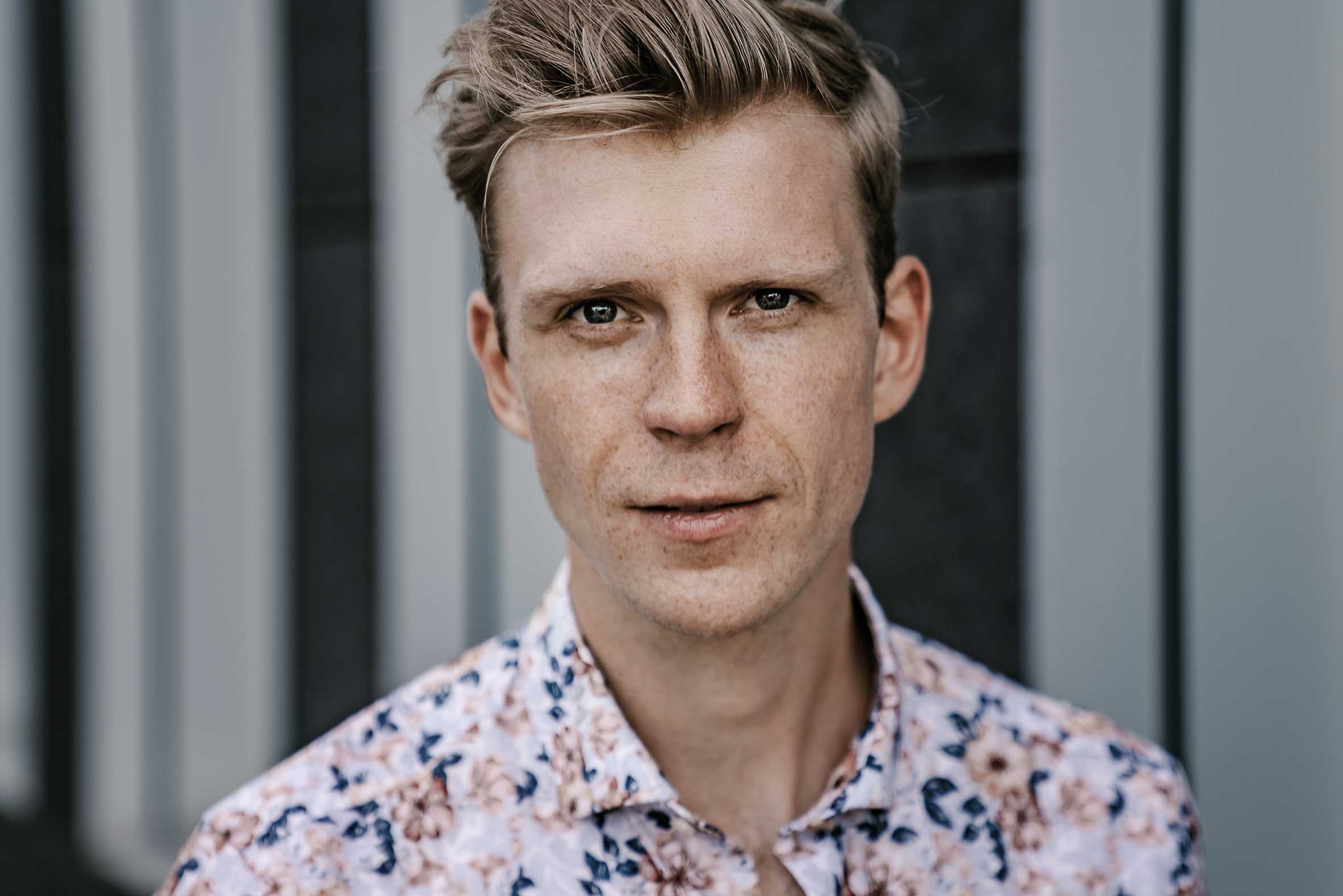 Der 31-jährige Justin Hibbeler startete im Oldenburger Unitheater seine Karriere. Foto: Mittwollen & Gradetchliev Der 31-jährige Justin Hibbeler startete im Oldenburger Unitheater seine Karriere. Foto: Mittwollen & Gradetchliev