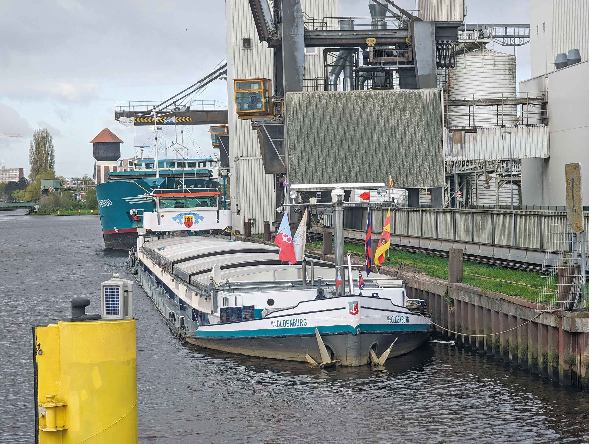 Pro Jahr laufen im Schnitt 1.000 Binnen- und 60 Seeschiffe den Oldenburger Hafen an. 4.000 Schiffe mit rund zwei Millionen Gütertonnen Ladung werden hunteaufwärts beziehungsweise hunteabwärts geschleust. Foto: Stadt Oldenburg Pro Jahr laufen im Schnitt 1.000 Binnen- und 60 Seeschiffe den Oldenburger Hafen an. 4.000 Schiffe mit rund zwei Millionen Gütertonnen Ladung werden hunteaufwärts beziehungsweise hunteabwärts geschleust. Foto: Stadt Oldenburg