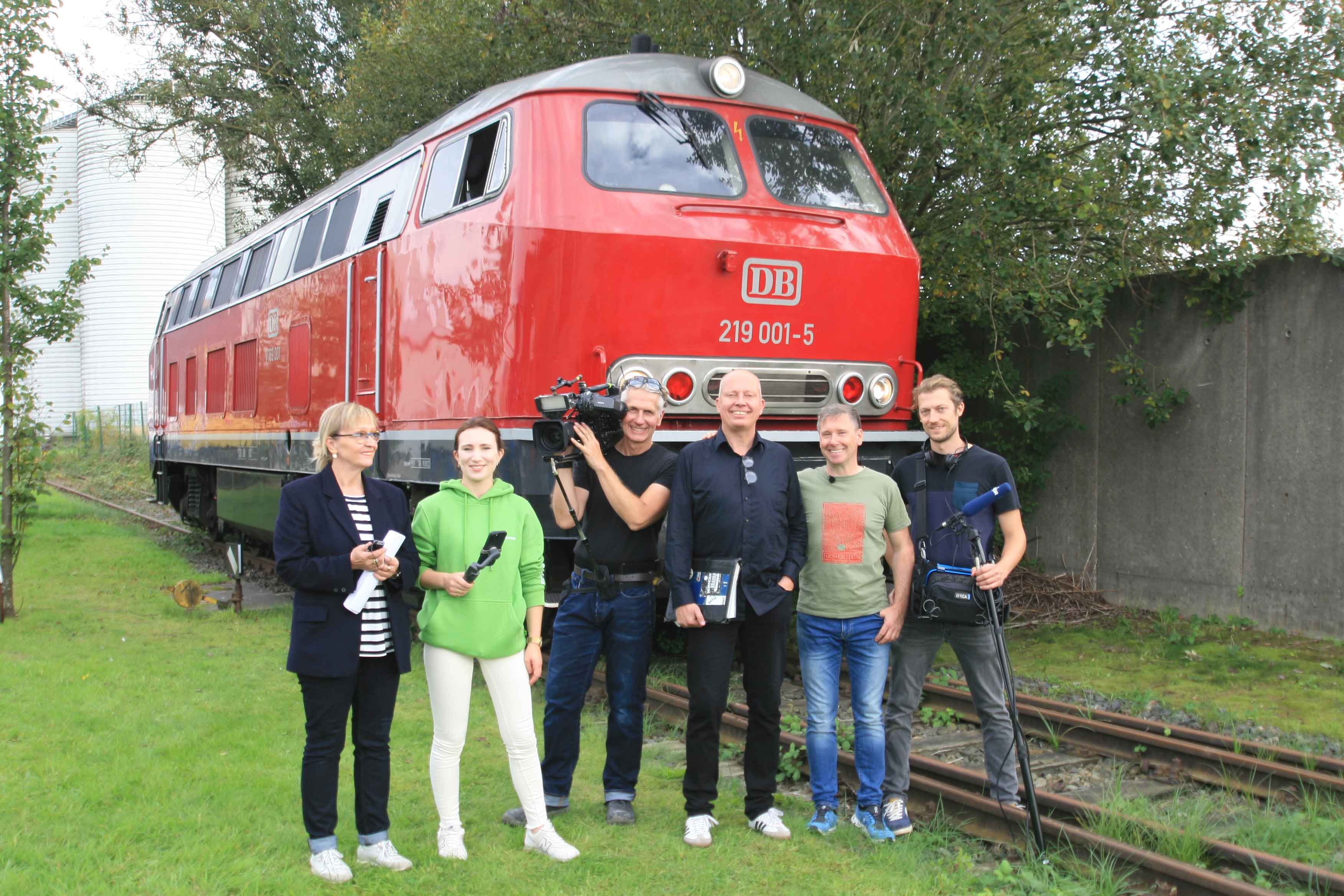 Entspannte Zusammenarbeit beim Dreh der neuen Nordreportage: (von links) Gisela Lang, Josephine Dinkelbach (Oldenburg-erleben-Team), Kameramann Jens Saathoff, NDR-Redakteur Henning Orth, Lokführer Roland Sandkuhl und Tonmann Mats Enderle; kleines Foto: L Entspannte Zusammenarbeit beim Dreh der neuen Nordreportage: (von links) Gisela Lang, Josephine Dinkelbach (Oldenburg-erleben-Team), Kameramann Jens Saathoff, NDR-Redakteur Henning Orth, Lokführer Roland Sandkuhl und Tonmann Mats Enderle; kleines Foto: L