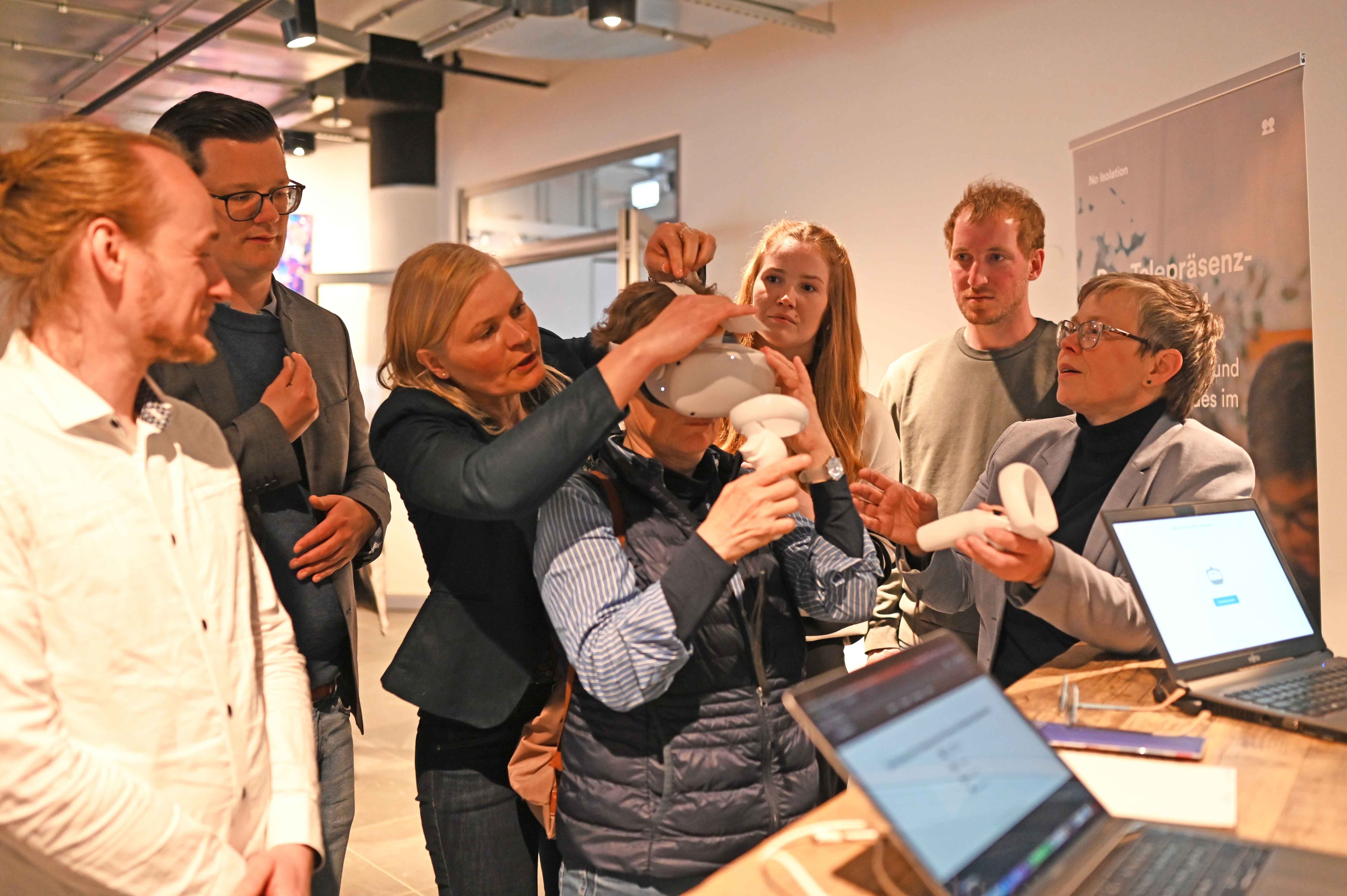Mit Begeisterung digitale Möglichkeiten ausprobieren, Fragen stellen, Informationen sammeln – das macht die Eingeloggt!-Woche aus. Foto: Jörg Hemmen Mit Begeisterung digitale Möglichkeiten ausprobieren, Fragen stellen, Informationen sammeln – das macht die Eingeloggt!-Woche aus. Foto: Jörg Hemmen