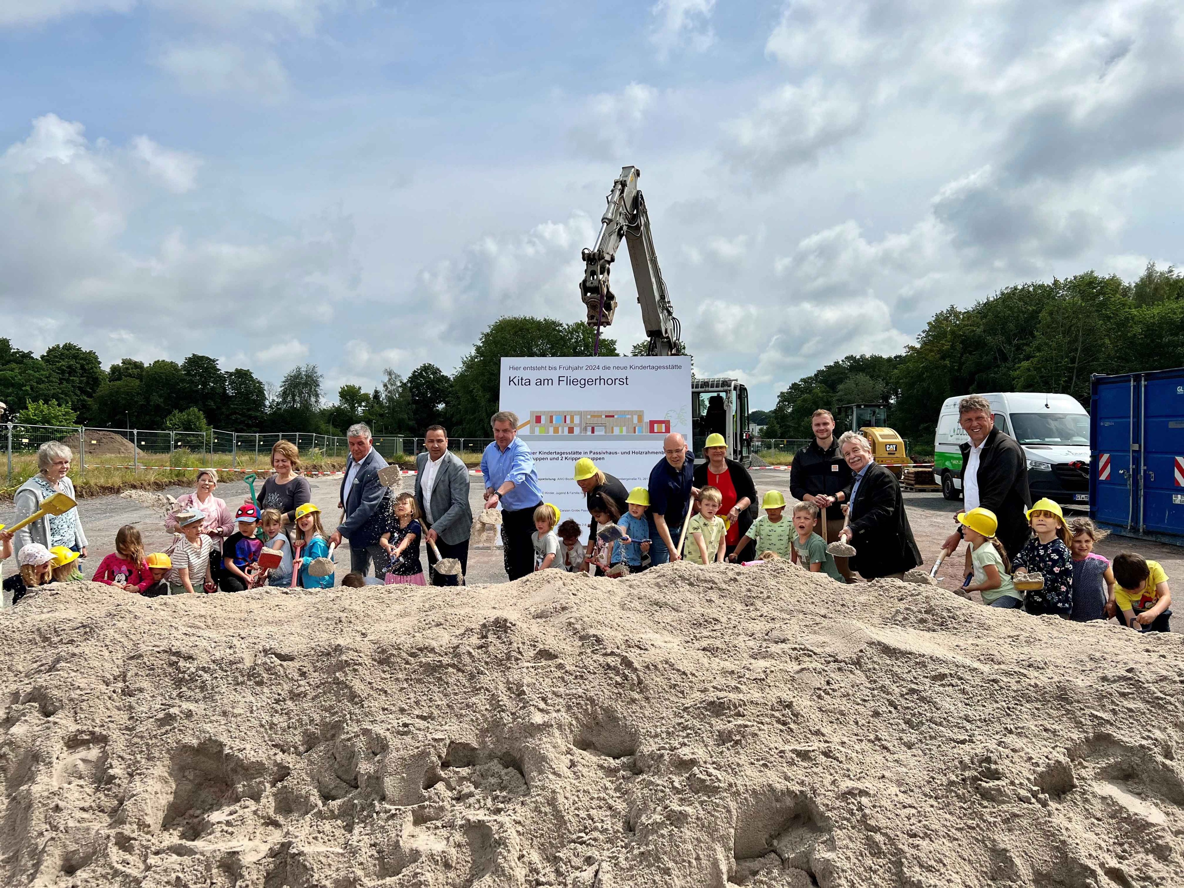 Spatenstich für die dritte Fliegerhorst-Kita in klimafreundlicher Holzbauweise. Foto: Stadt Oldenburg Spatenstich für die dritte Fliegerhorst-Kita in klimafreundlicher Holzbauweise. Foto: Stadt Oldenburg