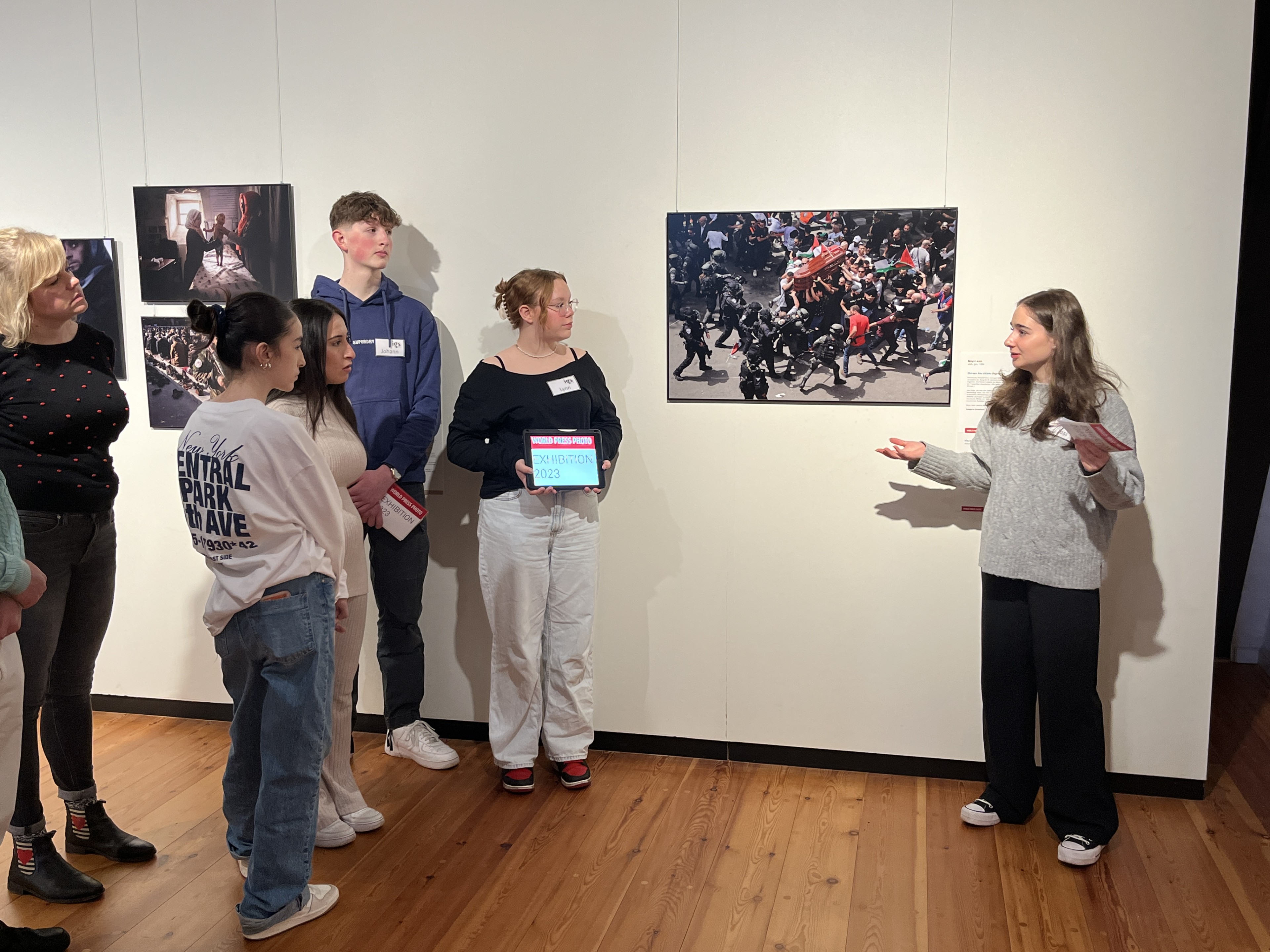 Josi, Lynn und Johann aus der IGS Flötenteich Josi, Lynn und Johann aus der IGS Flötenteich geben eine Führung durch die Worldpress Ausstellung 2024