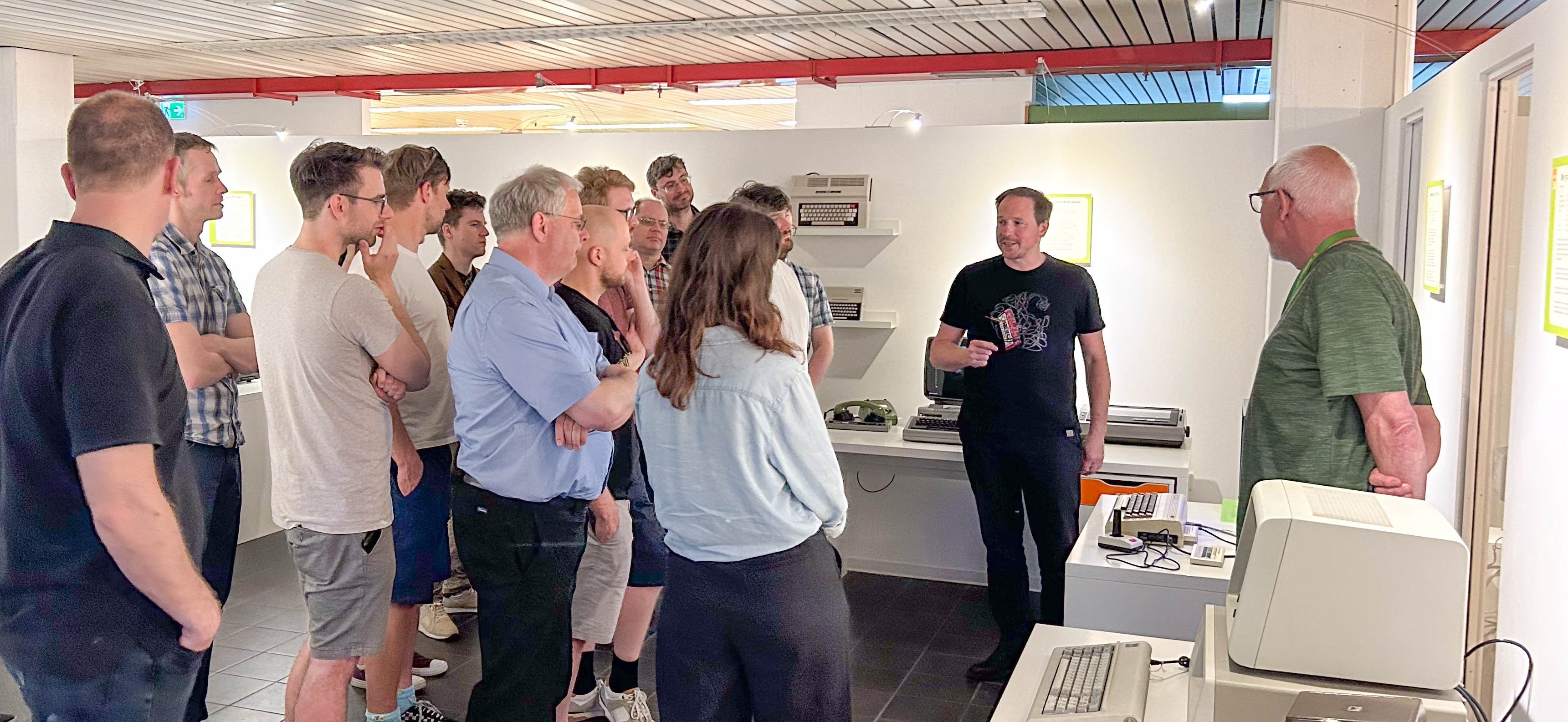 Führung durchs Oldenburger Computermuseum. Führung durchs Oldenburger Computermuseum.