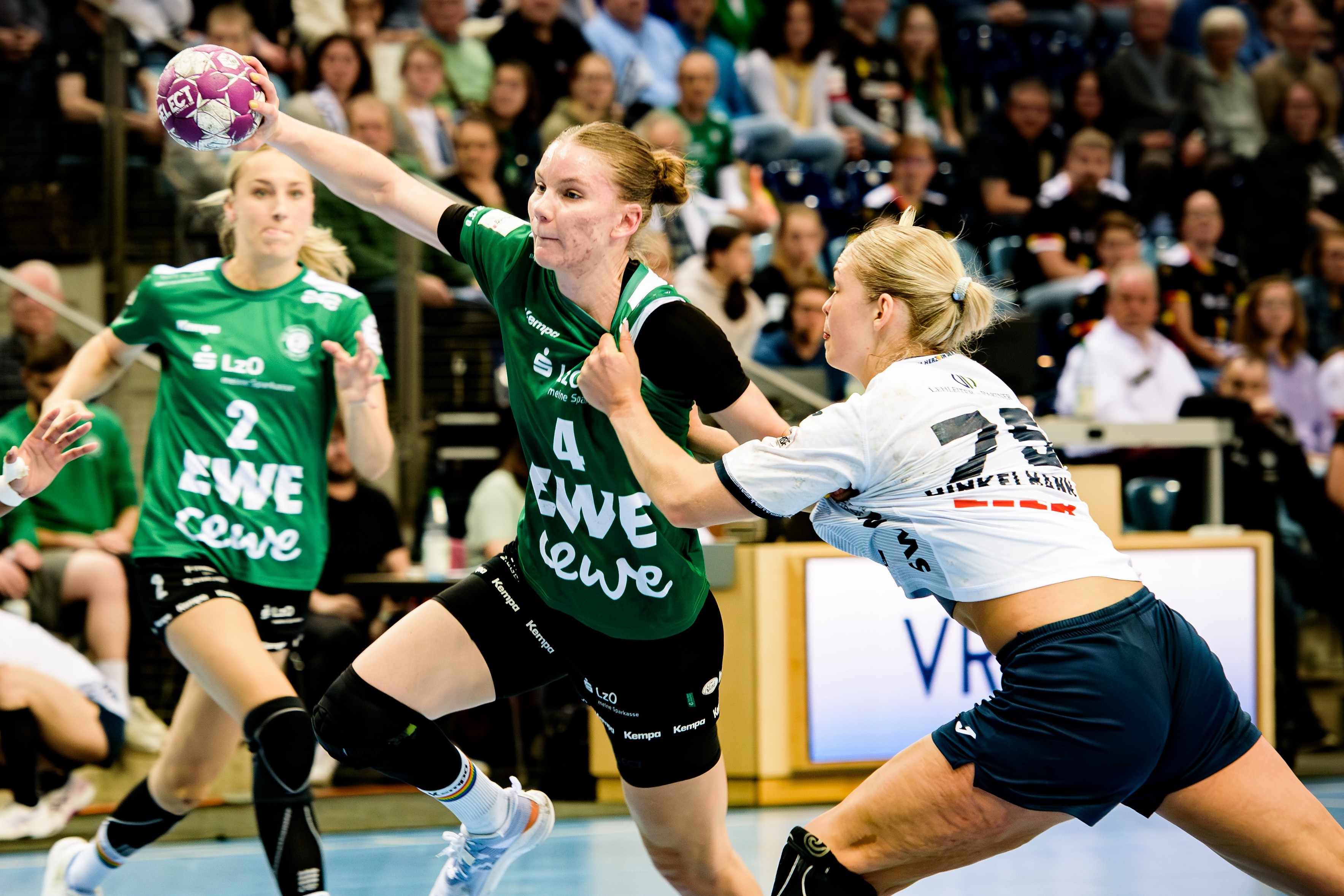 Kraftvoll setzt sich Nationalspielerin Toni Reinemann gegen die Konkurrenz durch. ©Thorsten Helmerichs | VfL Oldenburg Kraftvoll setzt sich Nationalspielerin Toni Reinemann gegen die Konkurrenz durch. ©Thorsten Helmerichs | VfL Oldenburg