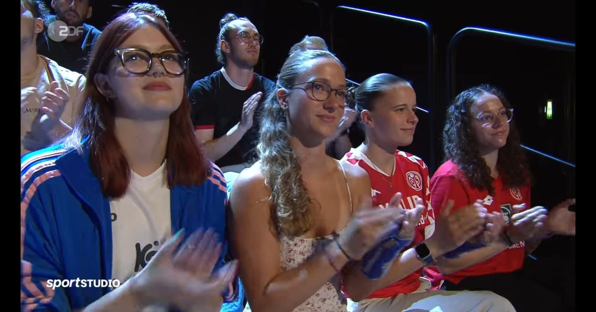 Publikum klatscht in einer ZDF Fernsehsendung, mehrere Personen tragen Mainz 05 Trikots
