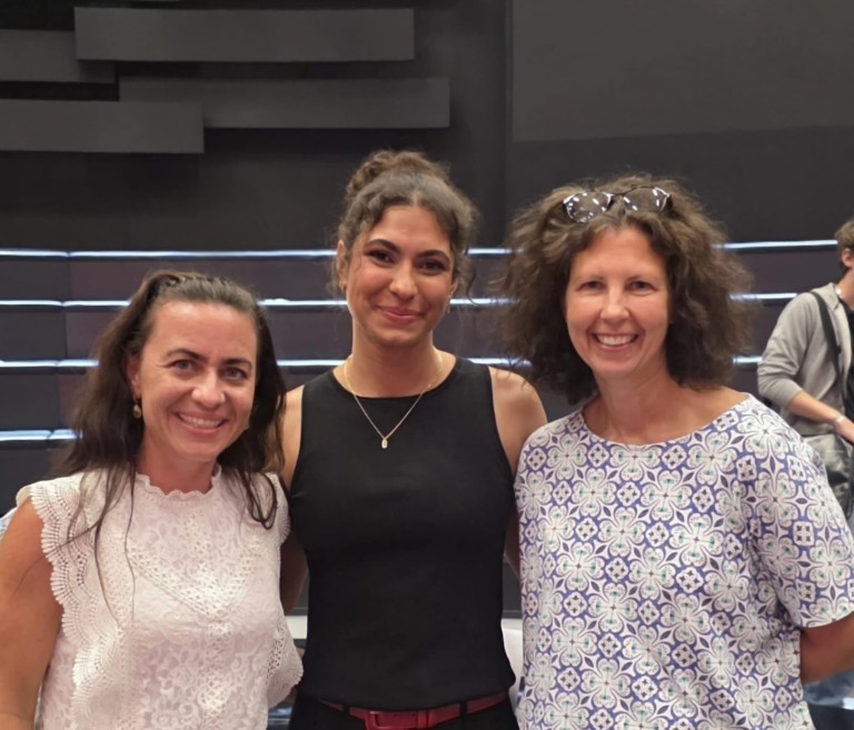 Drei Frauen im Studio von ZDF, Gruppenfoto vor dunklem Hintergrund