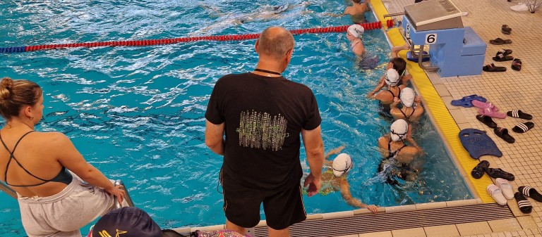 Schwimmtrainer und Kinder beim Schwimmtraining im Hallenbad Schwimmtrainer betreut Kinder beim Schwimmtraining im Hallenbad
