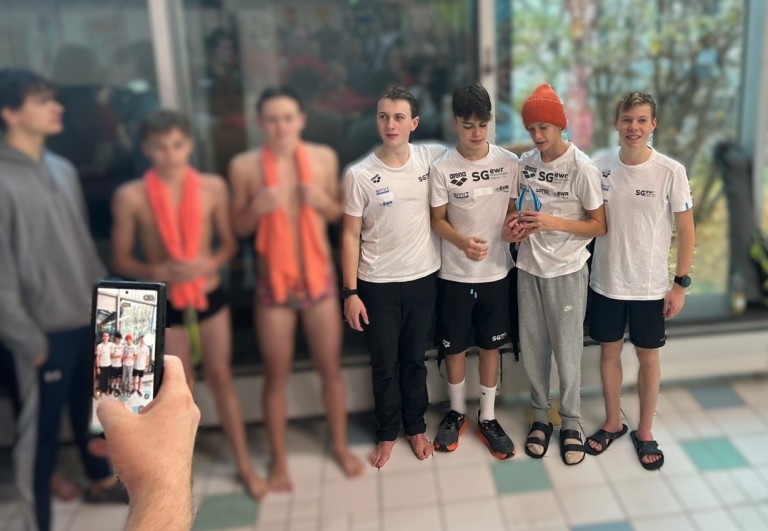 Schwimmteam SG EWR bei einer Siegerehrung am 23.11.2025