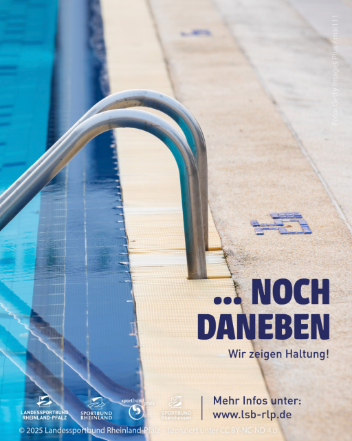 Schwimmbecken mit Edelstahlleiter und Spruch 'Noch daneben – Wir zeigen Haltung!'