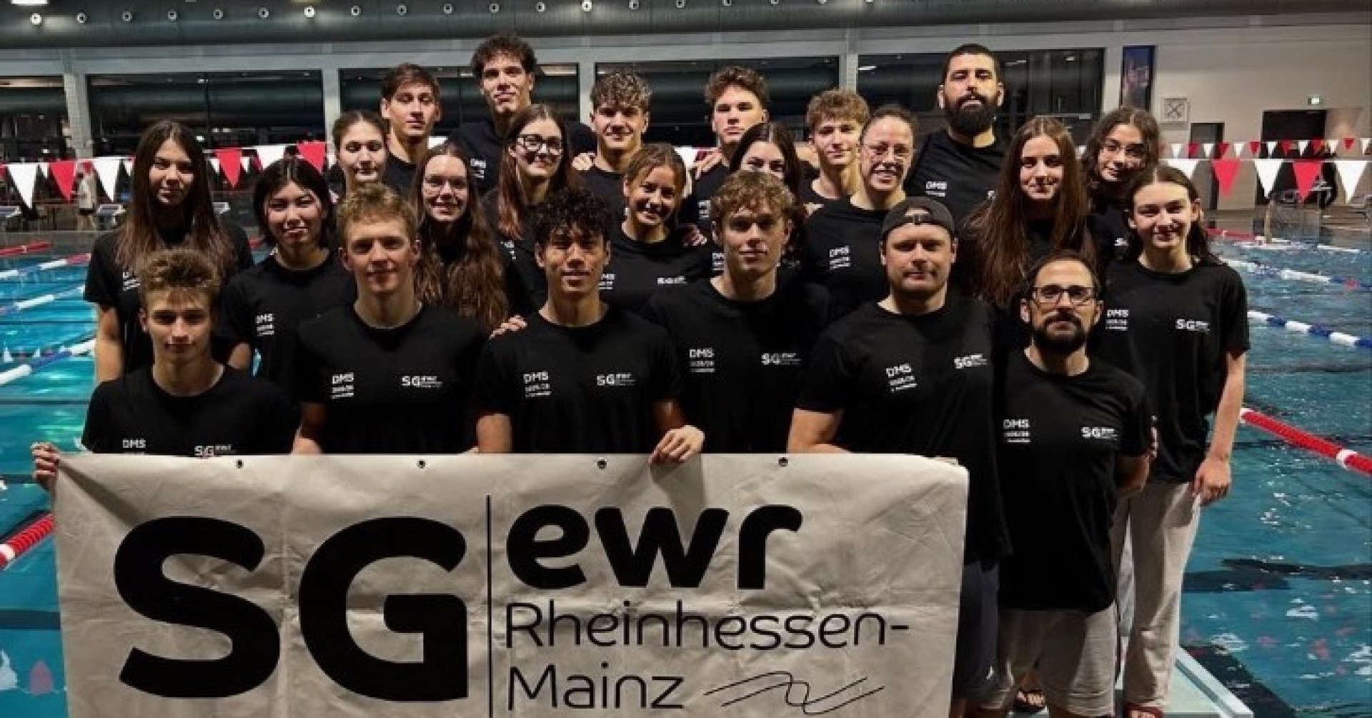 Gruppenfoto des SG EWR Rheinhessen-Mainz Schwimmteams bei einem DMS Wettkampf