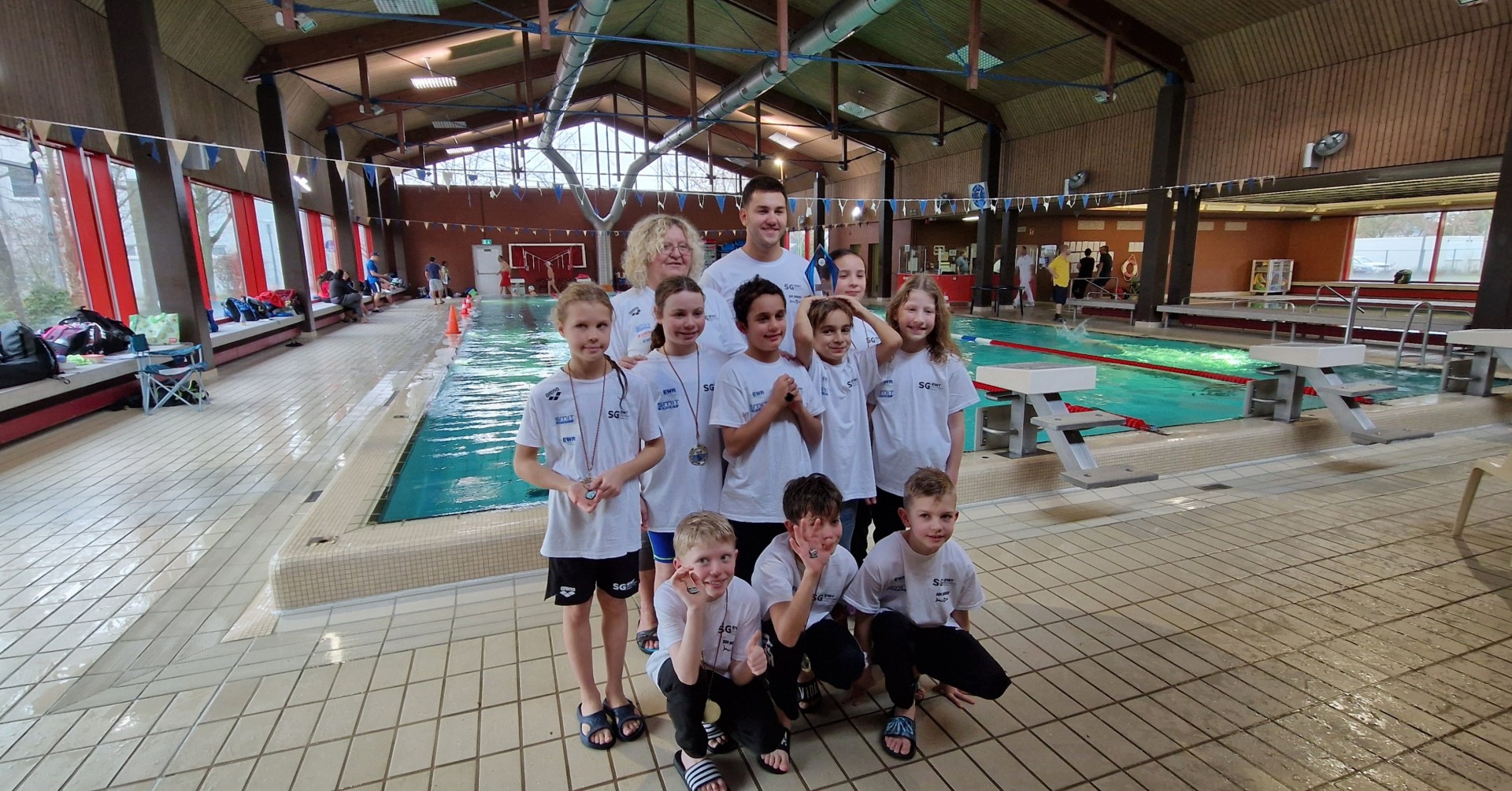 Kinder Schwimmteam bei Wettkampf am 14. Dezember 2025 in Schwimmhalle