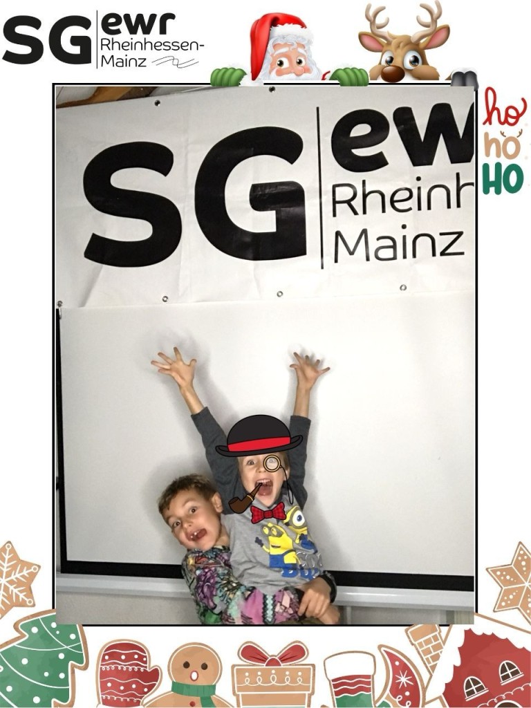 Kinder vor SG EWR Rheinhessen Mainz Banner bei Weihnachtsfeier