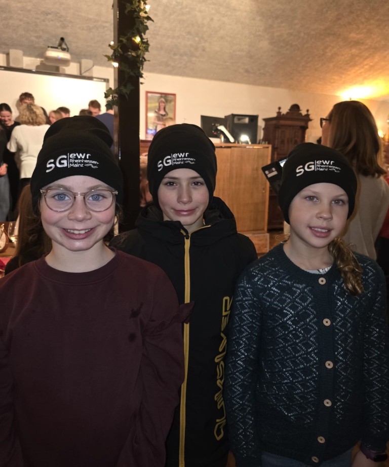 Kinder mit SG EWR Rheinhessen Mainz Mützen bei einer Veranstaltung
