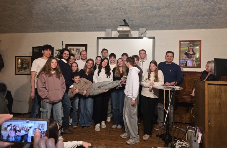 Gruppenfoto von Jugendlichen bei einer Veranstaltung am 20. Dezember 2025 vor einer Leinwand