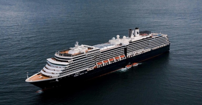 Kreuzfahrtschiff auf dem Meer Kleines Kreuzfahrtschiff auf dem Meer