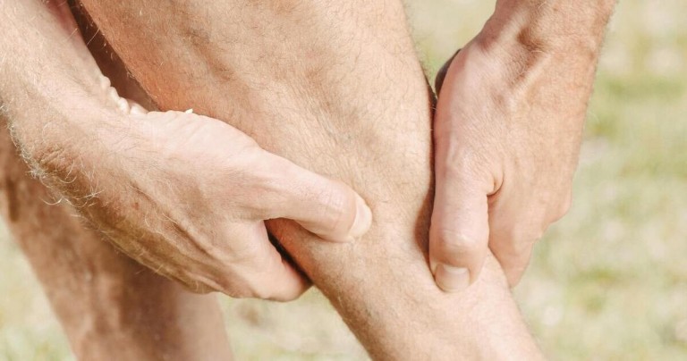 Muskelschmerz – Schmerzen im Bein und deren Ursachen Mann hält sich das schmerzende Bein wegen Muskelschmerz