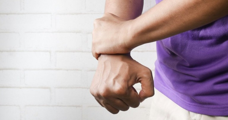 Muskelkrampf in der Hand als Symptom von Magnesiummangel Handkrampf durch Magnesiummangel – Nahaufnahme einer Hand mit Muskelkrampf