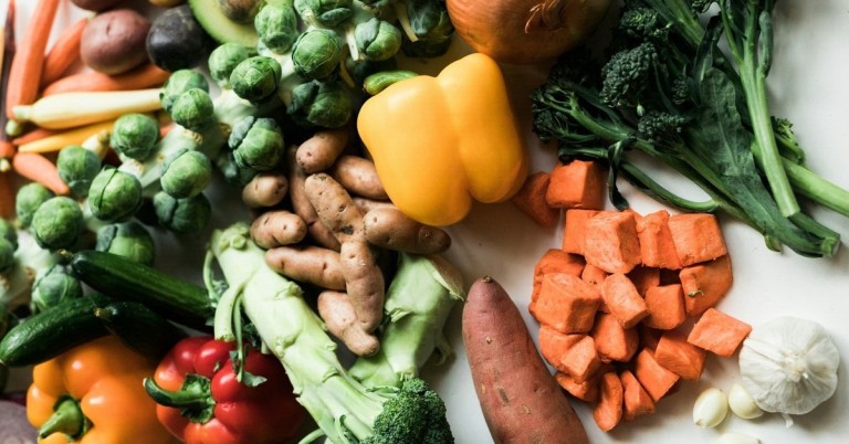 Frisches Obst und Gemüse, verschiedene Sorten wie Paprika, Brokkoli, Süßkartoffel und Rosenkohl