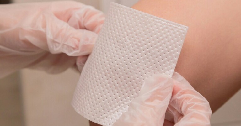 Sterile Wundversorgung – Anwendung von sterilem Verbandmaterial Sterile Wundversorgung mit Handschuhen und sterilem Verbandmaterial