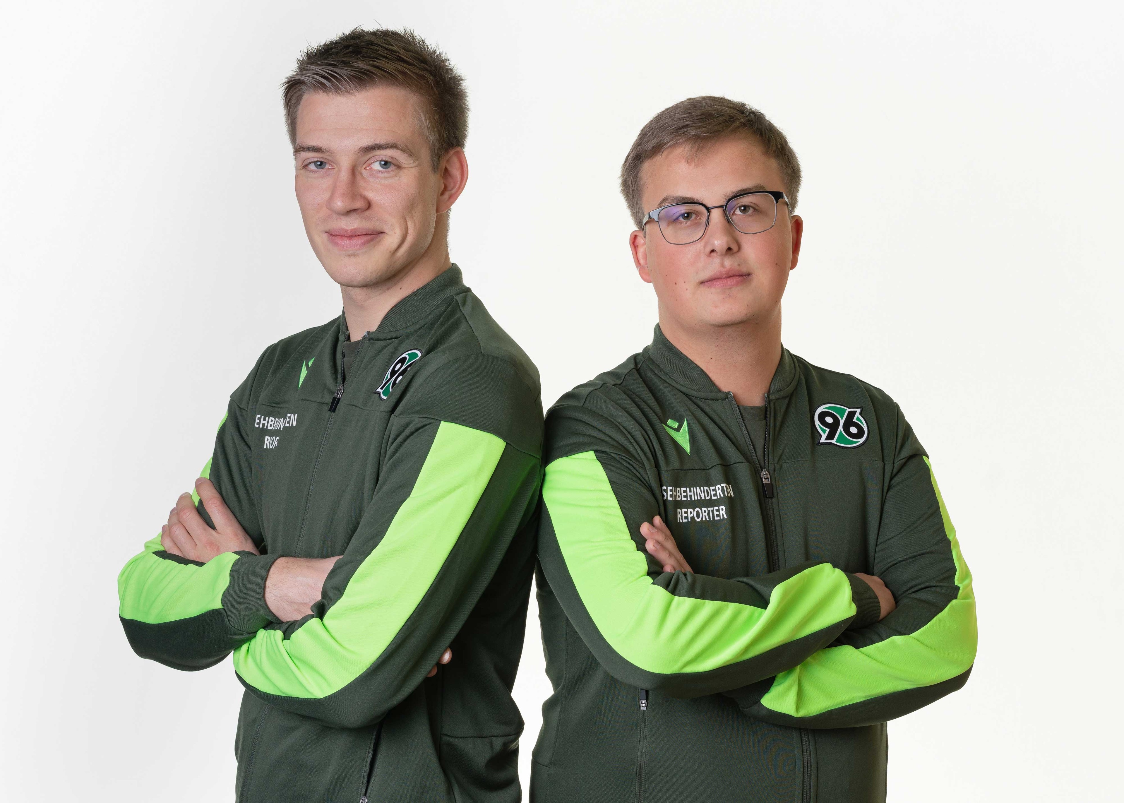 Hannes (l.) und Niklas sind zwei der Blindenreporter aus dem achtköpfigen Team bei Hannover 96. Foto: Hannover 96 Hannes (l.) und Niklas sind zwei der Blindenreporter aus dem achtköpfigen Team bei Hannover 96. Foto: Hannover 96