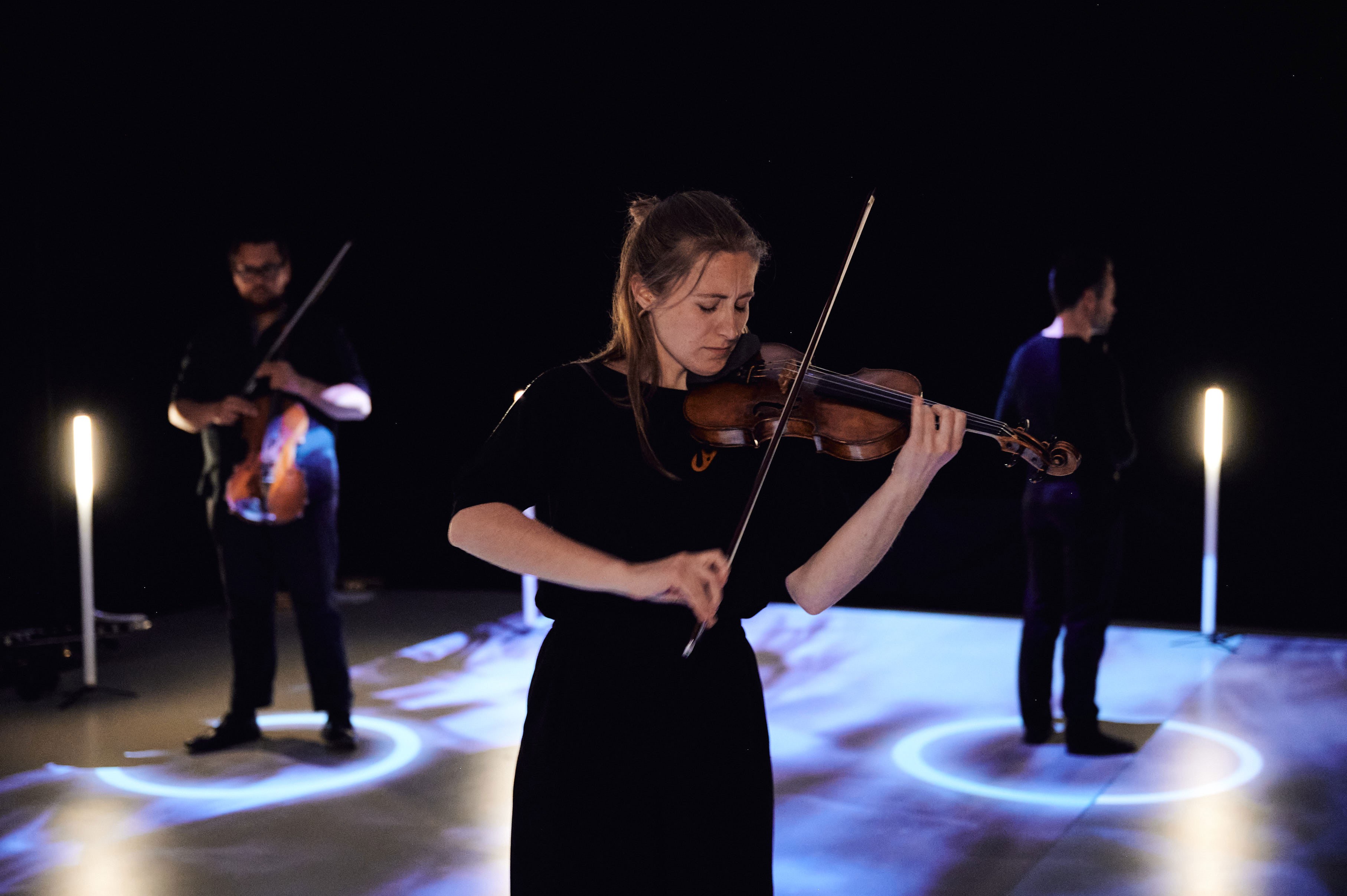 Geigerin Johanna Ruppert bei CIRCLING REALITIES Foto: Moritz Küsnter © Geigerin Johanna Ruppert bei CIRCLING REALITIES Foto: Moritz Küsnter ©