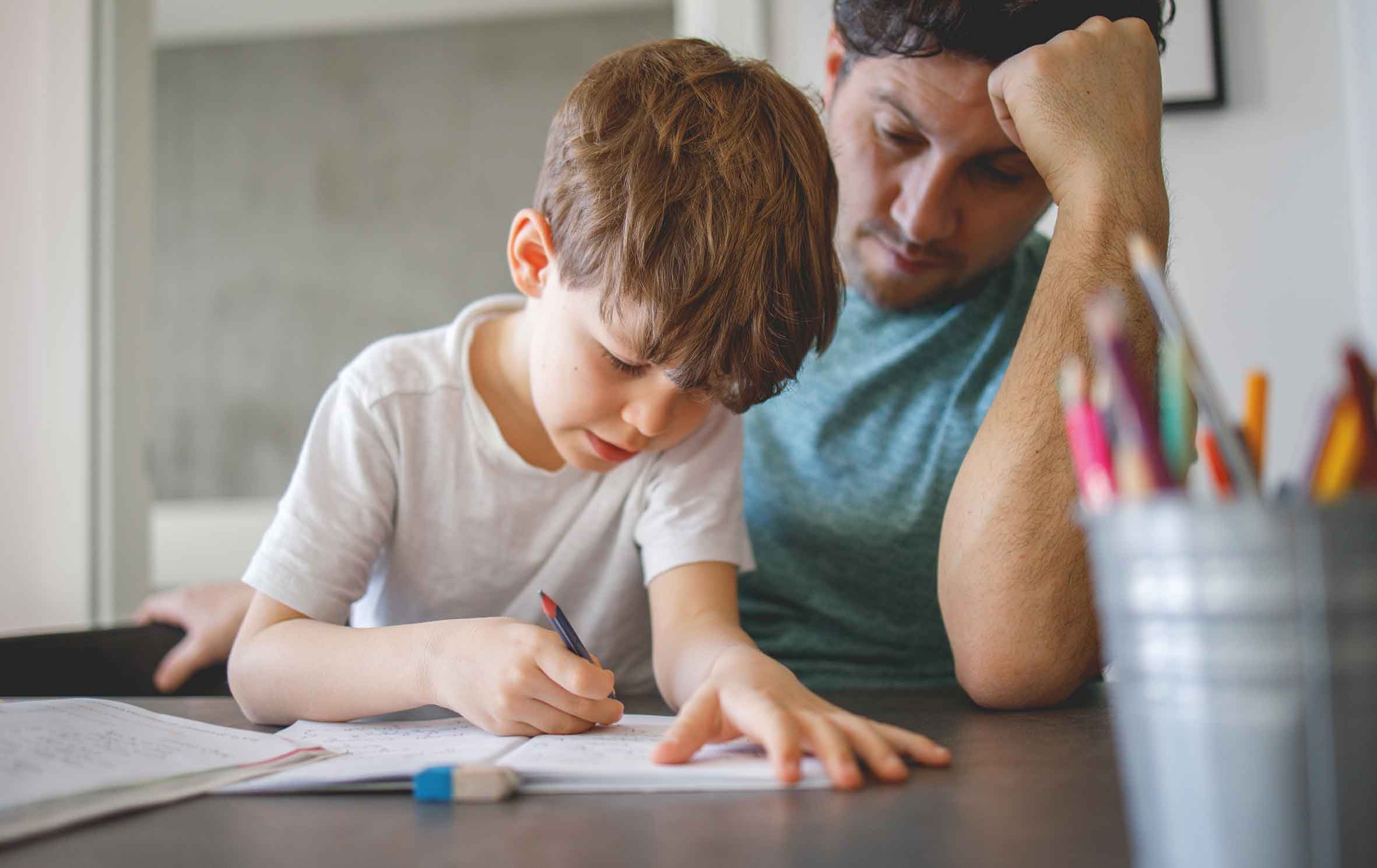 Hausaufgaben (sind stets lästig,) für einige Kinder (aber) schier unerfüllbar – gut wenn dann Hilfe nah ist! Foto: © Stock Rocket – stock.adobe.com Hausaufgaben (sind stets lästig,) für einige Kinder (aber) schier unerfüllbar – gut wenn dann Hilfe nah ist! Foto: © Stock Rocket – stock.adobe.com