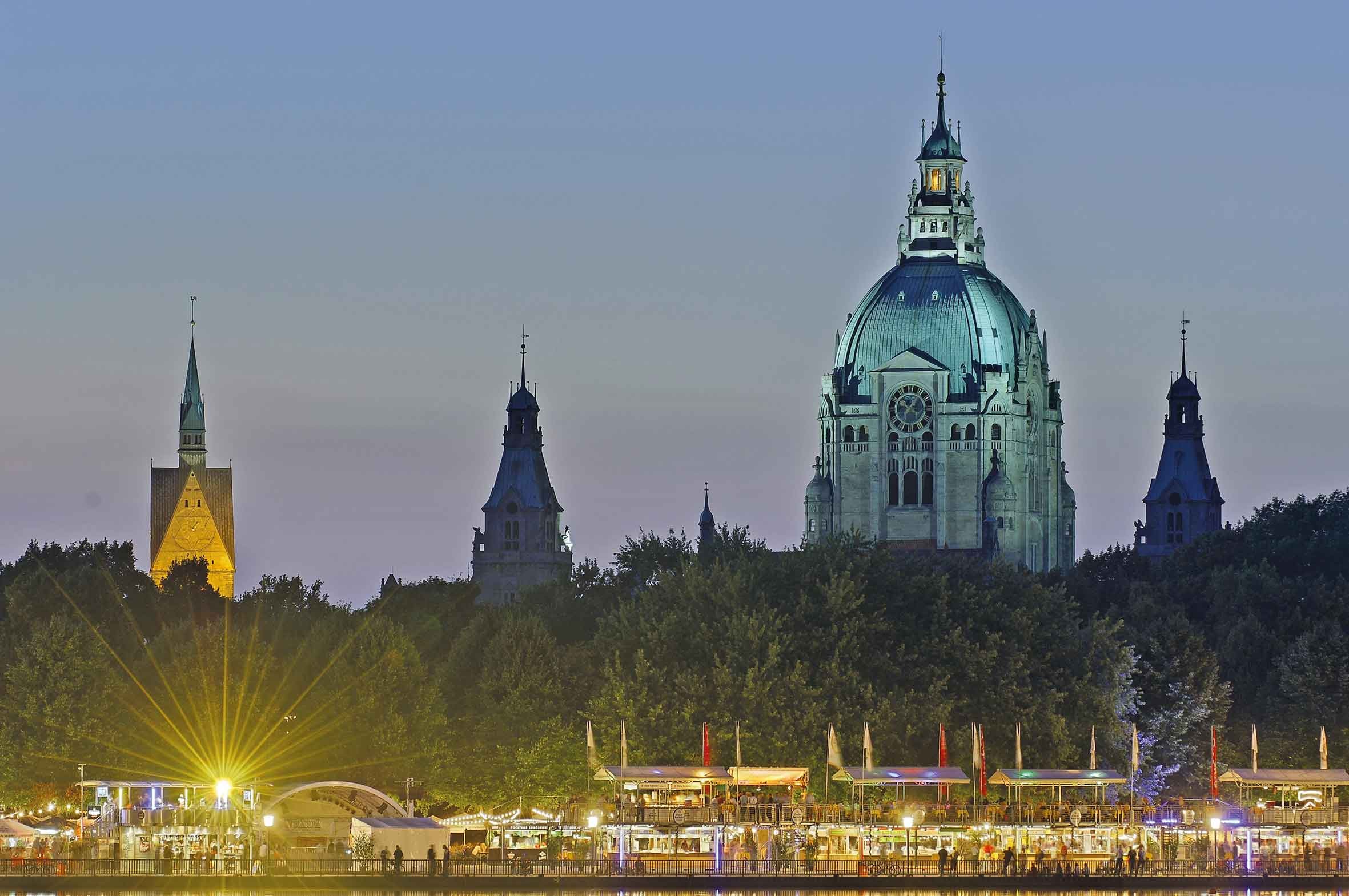 Das Maschseefest hat sich zu einem Genussfest entwickelt und bezaubert am Abend durch Illumination. Foto: © BildPix.de – fotolia.com Das Maschseefest hat sich zu einem Genussfest entwickelt und bezaubert am Abend durch Illumination. Foto: © BildPix.de – fotolia.com