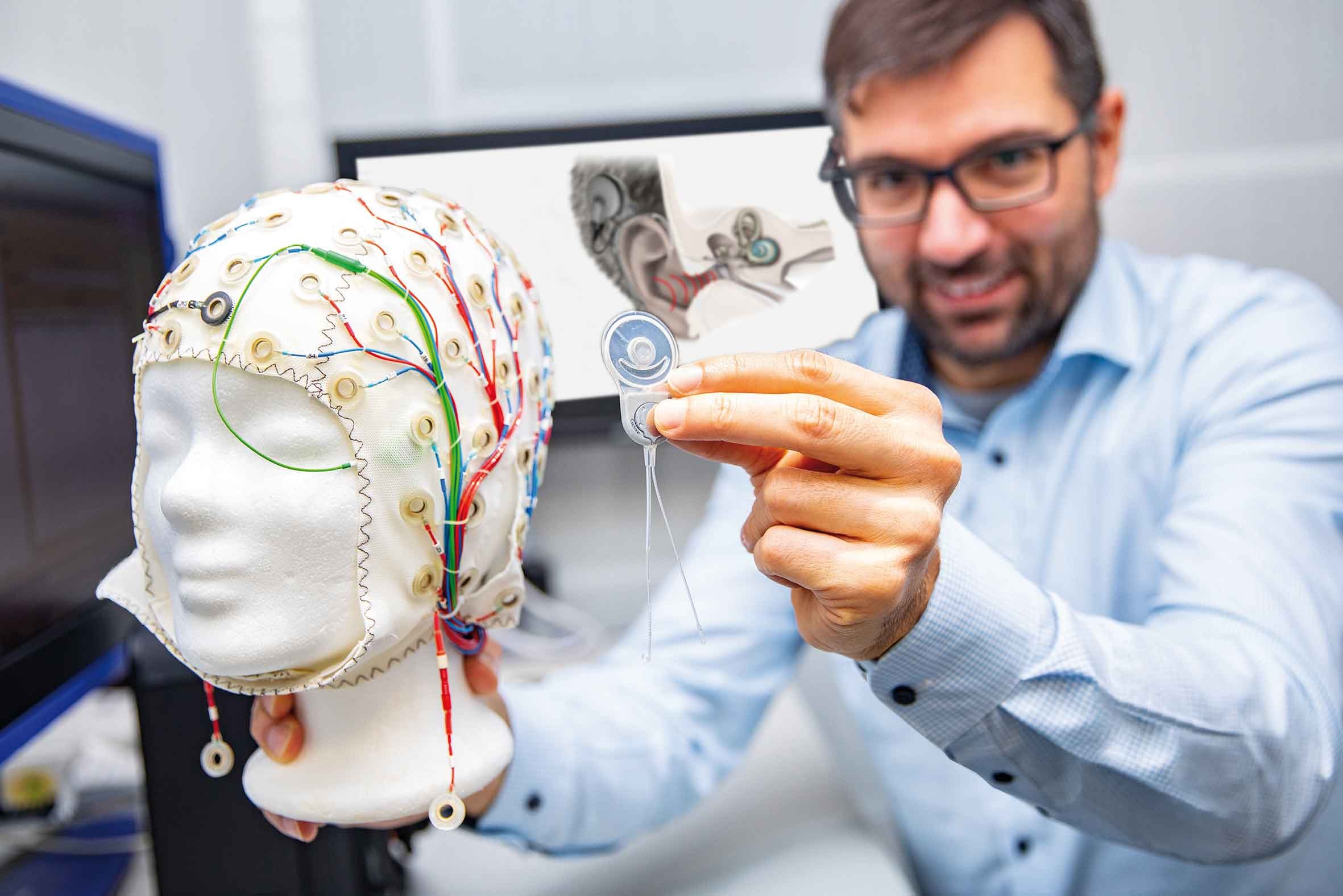 Mit einer EEG-Haube misst Professor Dr. Nogueira Vazquez von der HNO-Klinik der Medizinischen Hochschule Hannover die akustischen und elektrischen Signale bei der Hörverarbeitung im Gehirn. Foto: Karin Kaiser/MHH Mit einer EEG-Haube misst Professor Dr. Nogueira Vazquez von der HNO-Klinik der Medizinischen Hochschule Hannover die akustischen und elektrischen Signale bei der Hörverarbeitung im Gehirn. Foto: Karin Kaiser/MHH