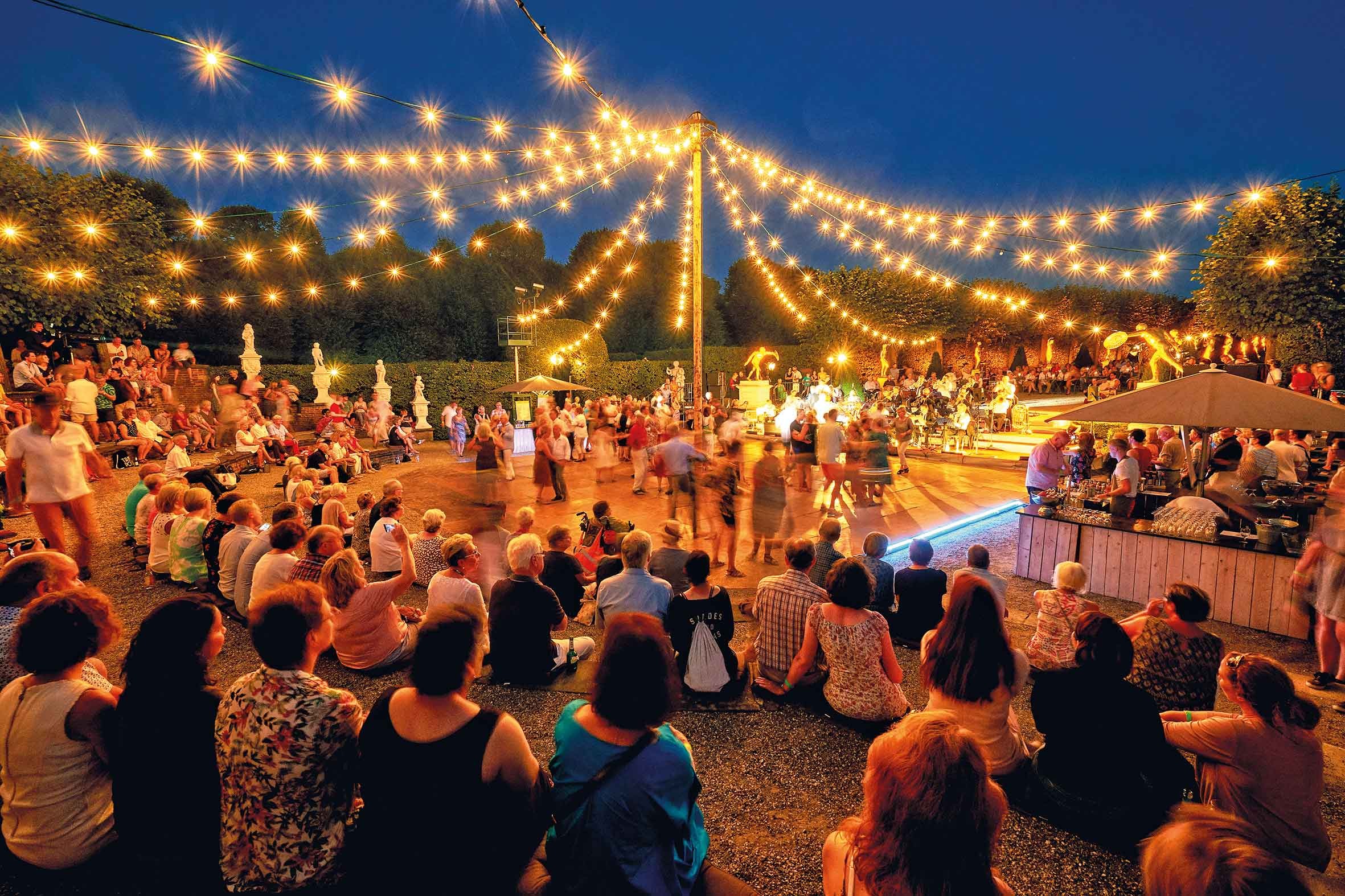 „Sommernächte im Gartentheater“ inmitten blühender Gartenpracht Foto: © Christian Wyrwa „Sommernächte im Gartentheater“ inmitten blühender Gartenpracht Foto: © Christian Wyrwa