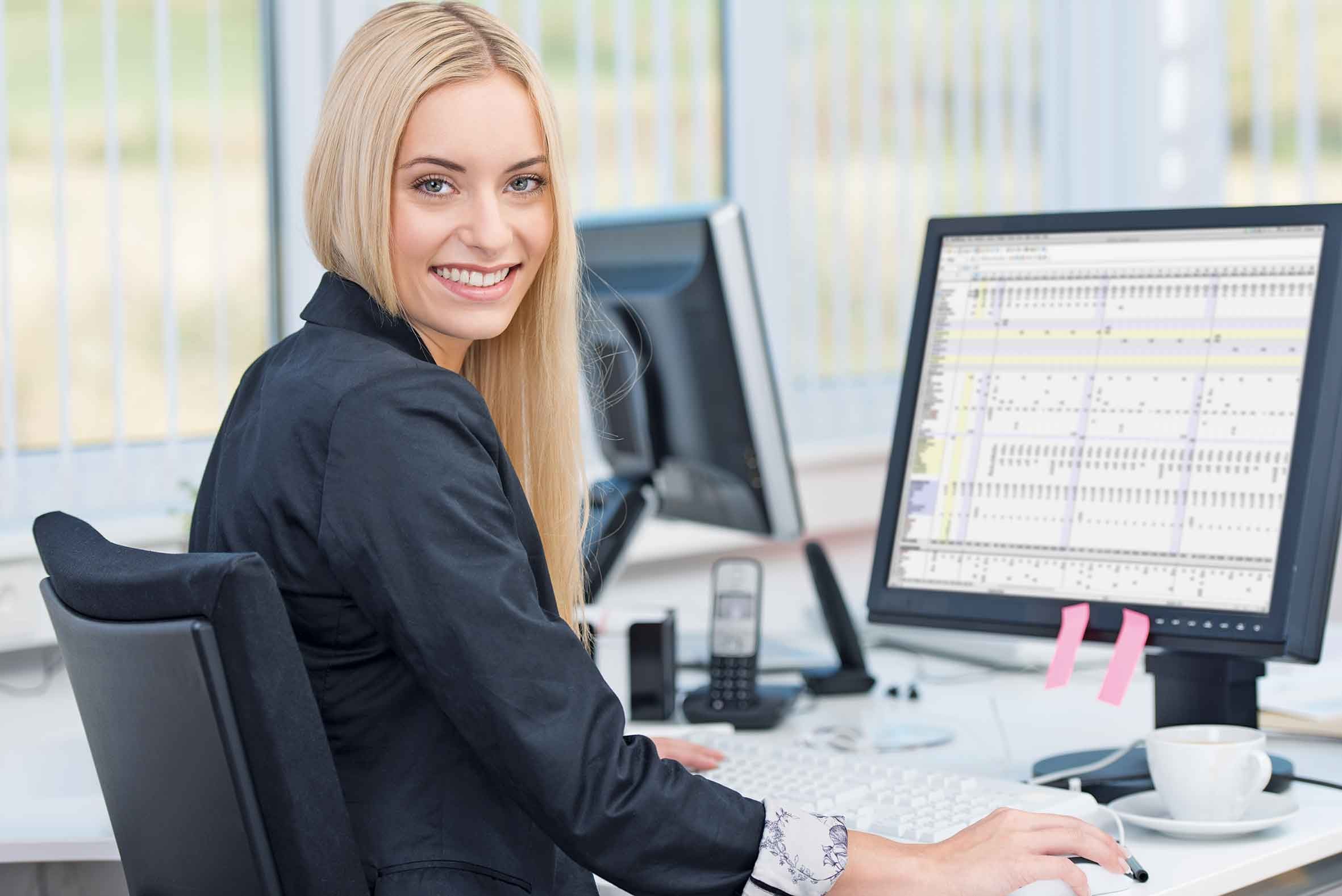 Frauen finden vermehrt eine Perspektive in der Bauwirtschaft. Oder soll es ein Karriereweg mit Ausbildung und Studium sein? Die Möglichkeiten sind vielfältig. Foto: © contrastwerkstatt – stock.adobe.com Frauen finden vermehrt eine Perspektive in der Bauwirtschaft. Oder soll es ein Karriereweg mit Ausbildung und Studium sein? Die Möglichkeiten sind vielfältig. Foto: © contrastwerkstatt – stock.adobe.com