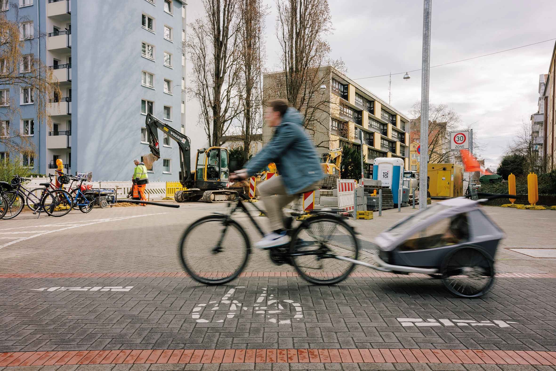Kinder mit dem Rad sicher durch die Stadt bringen – auf guten Radwegen kein Problem! Foto: Ole Spata Kinder mit dem Rad sicher durch die Stadt bringen – auf guten Radwegen kein Problem! Foto: Ole Spata