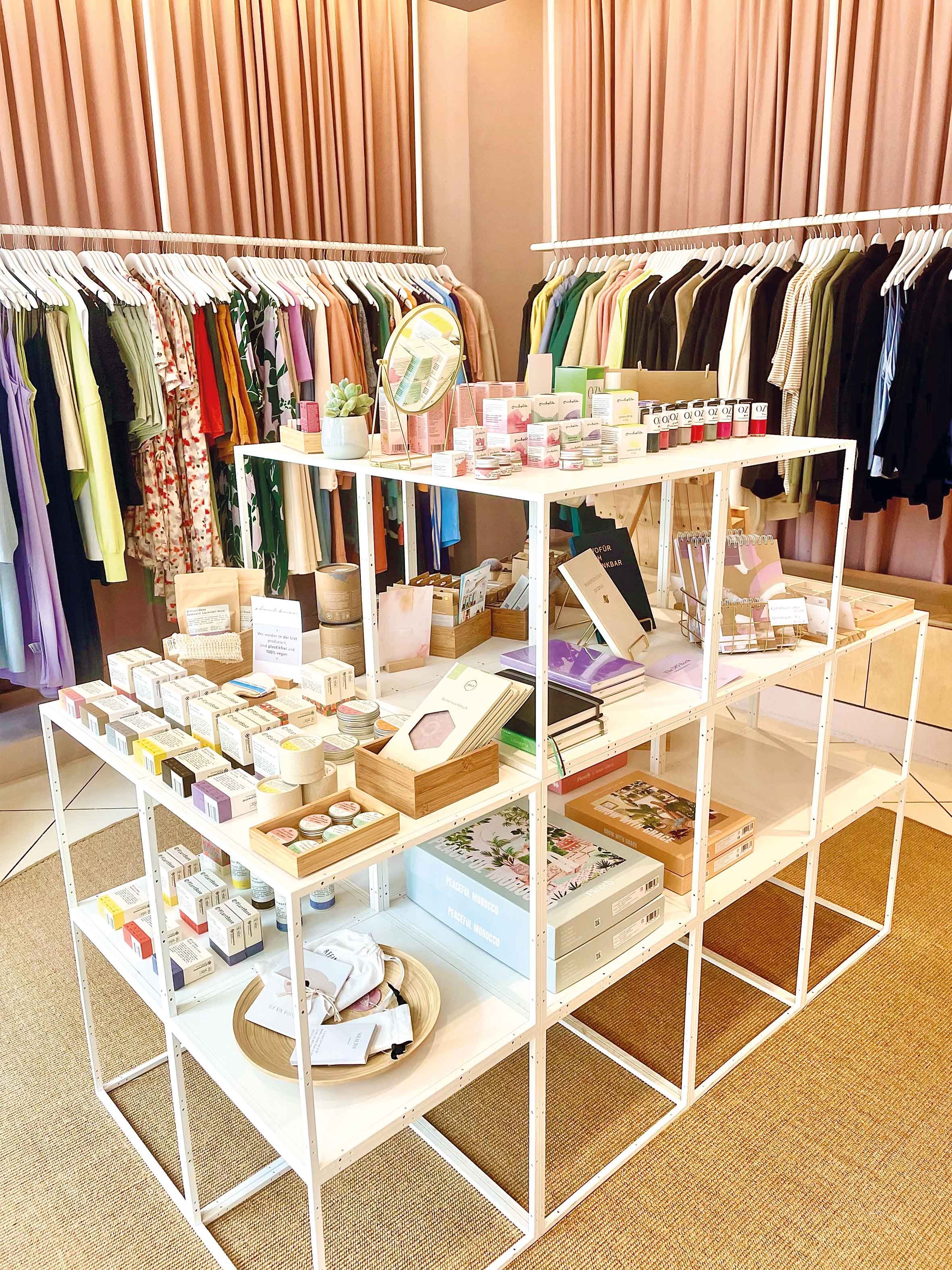 Schnappschuss aus einem FÜHLdichGUT Store mit einer Auslage einiger Labels aus Hannover Foto: © Meike Luedtke Schnappschuss aus einem FÜHLdichGUT Store mit einer Auslage einiger Labels aus Hannover Foto: © Meike Luedtke