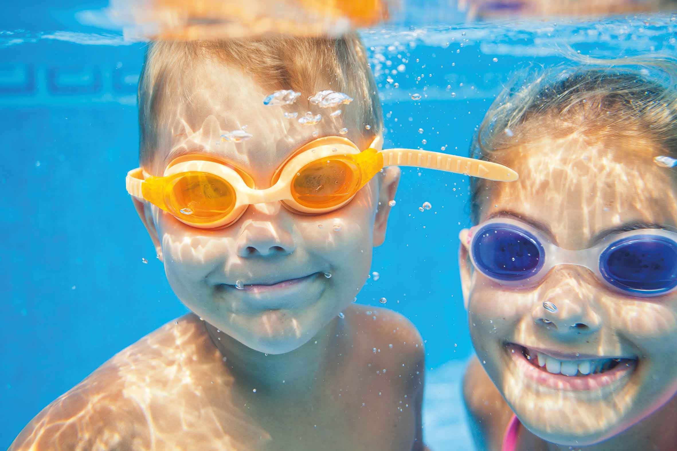 Schwimmen macht immer gute Laune – und mit Freunden nochmal mehr! Foto: © Max Topchii – Fotolia.com Schwimmen macht immer gute Laune – und mit Freunden nochmal mehr! Foto: © Max Topchii – Fotolia.com