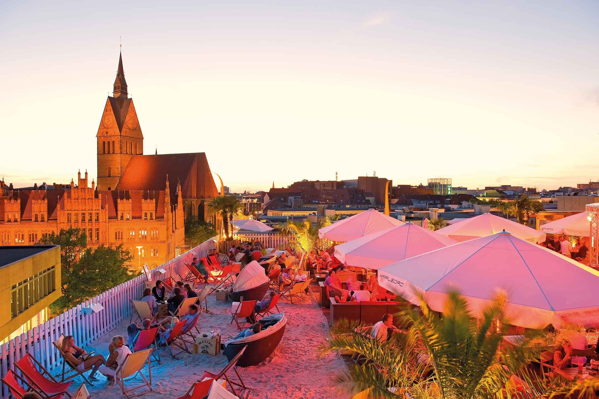 Einzigartige Partys, coole Bars und Kneipen, Clubs und mehr – Hannover überzeugt auch in Sachen Nachtleben. Foto: Martin Kirchner Einzigartige Partys, coole Bars und Kneipen, Clubs und mehr – Hannover überzeugt auch in Sachen Nachtleben. Foto: Martin Kirchner